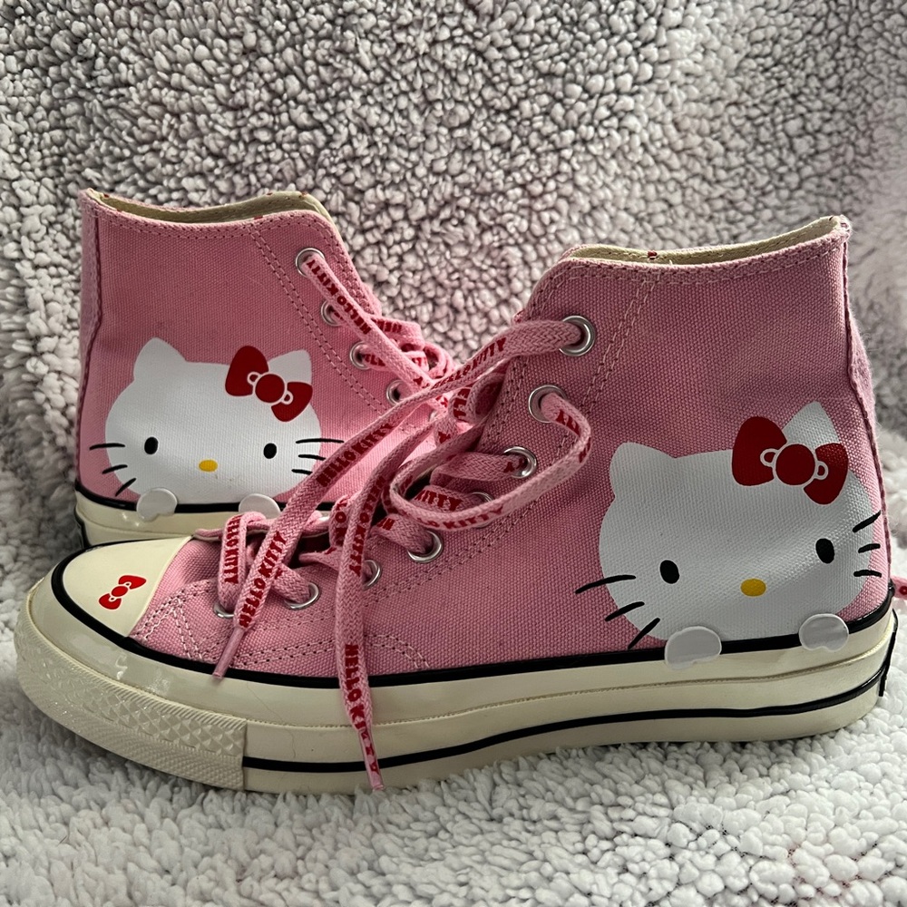 BRAND NEW, NEVER WORN Hello Kitty x Converse - 8.5 Women, Pink